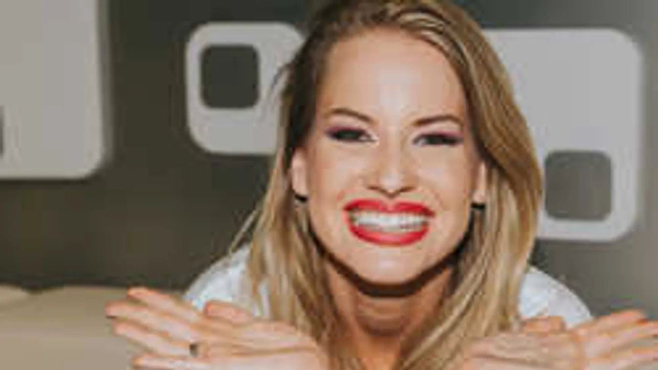 Vicces baleset a Mokkában: Szájba dobták a műsorvezetőt -videó