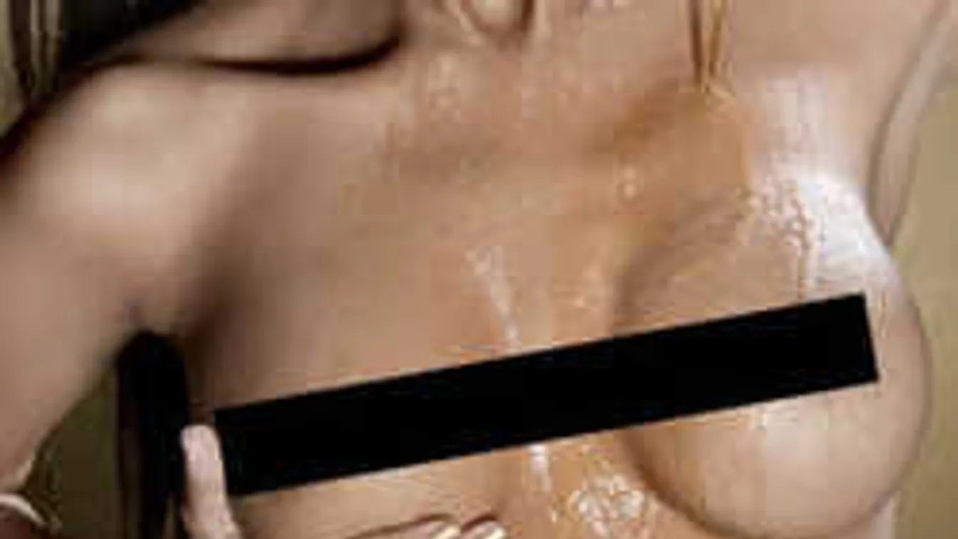 Túltolta a szexi szelfizést a csinos manöken: mindene kilógott...