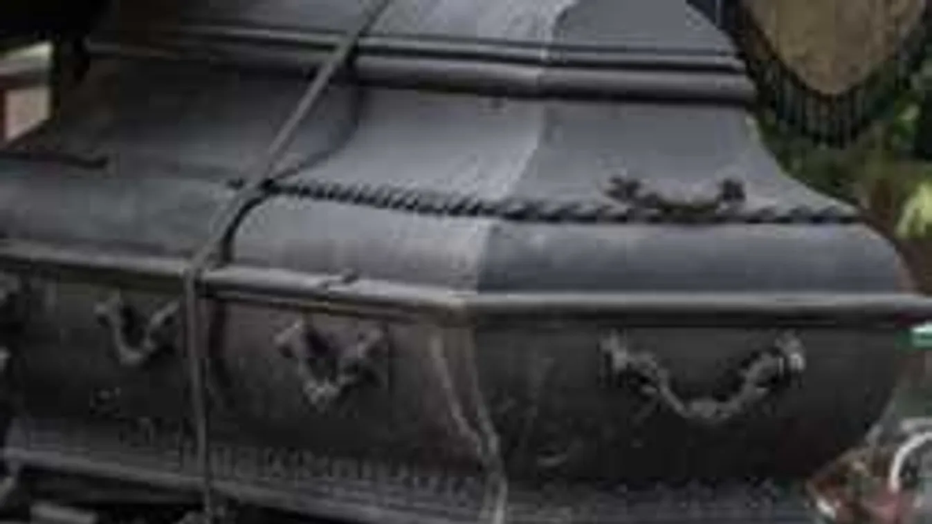 Ez durva, elhagytak egy koporsót a kereszteződésben - videó