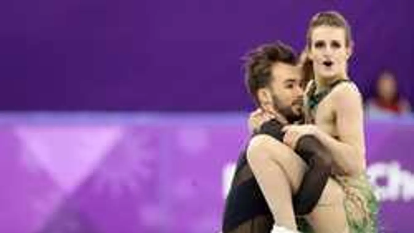 Fedetlen mell, kivillanó mellbimbó: lecsúszott a jégtáncos ruhája