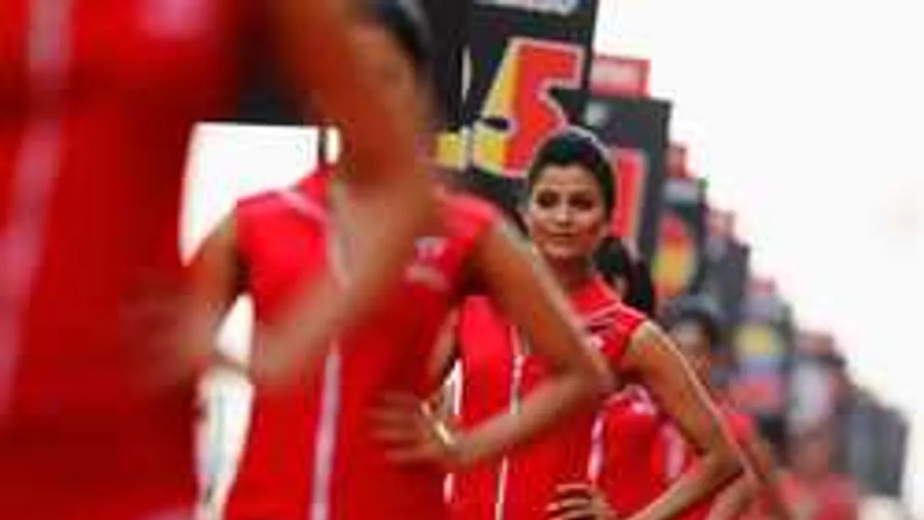 Áll a bál a Forma-1-ben, rájuk cserélték a rajtrácslányokat