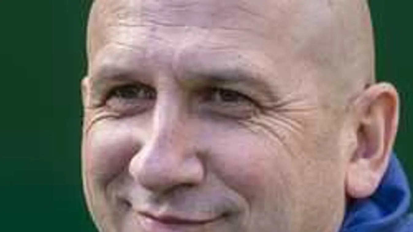 Betelt a pohár, kirúgták a magyar fociedzőt