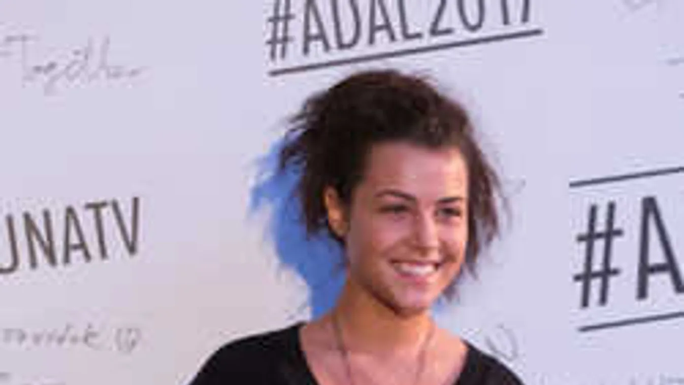 Tóth Gabi exének pakolta ki melleit Tóth Andi - Fotó