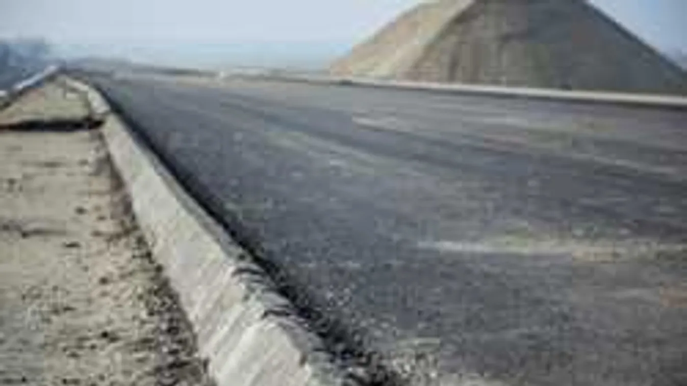 Már több szakaszon az aszfaltozásnál tartanak az M44-esen