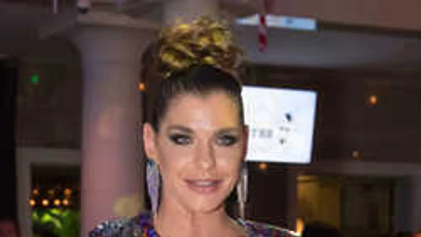 Gömbölyű fenekét süttette a tengerparton Dér Heni - Fotó