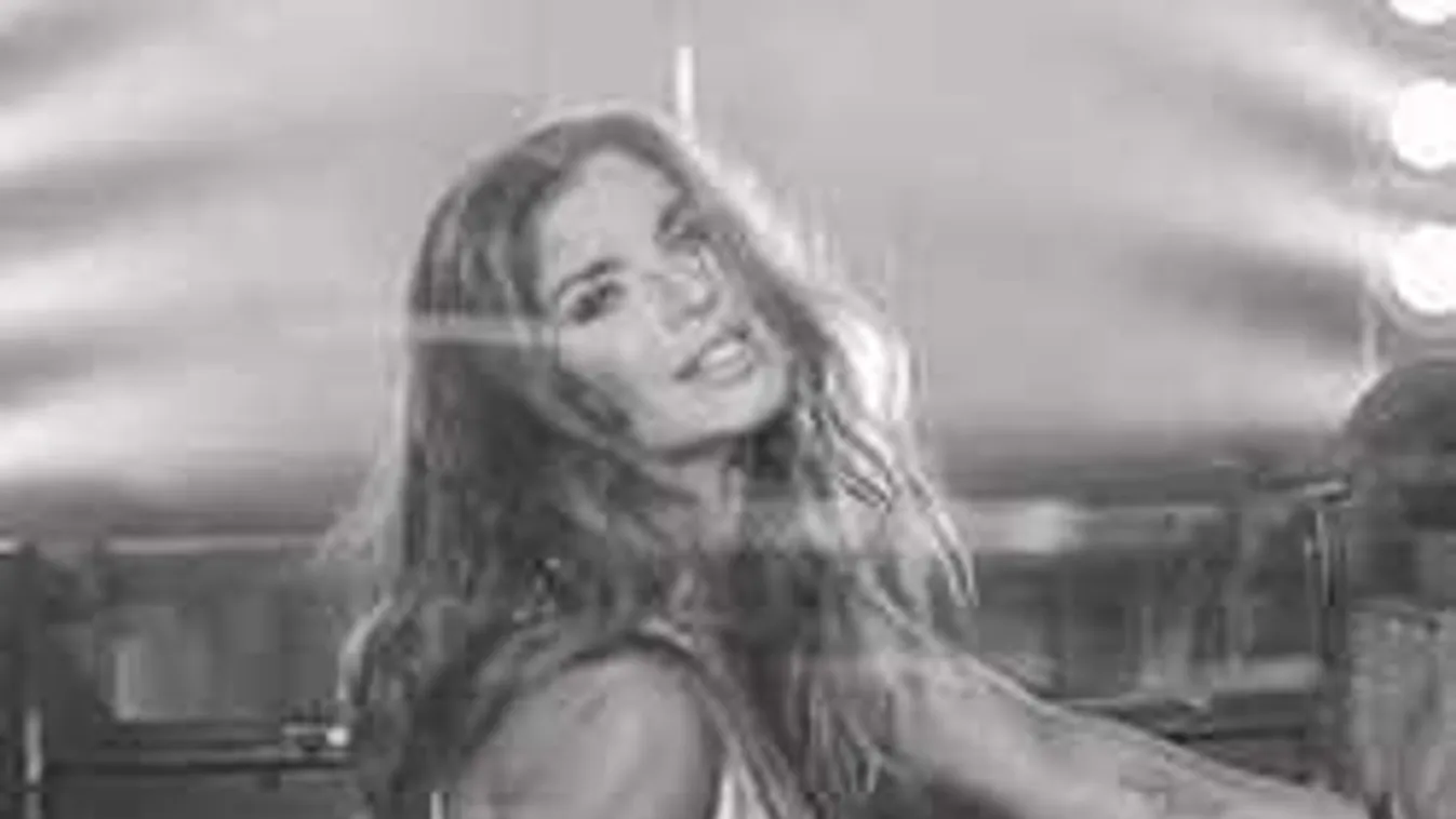 Nézd meg Dér Heni popsiját retus nélkül - Fotó