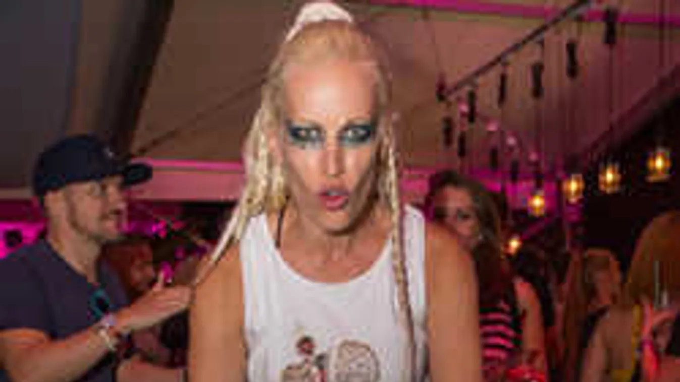 +18-as fotók: orgia a magyar sztárénekesnő buliján!