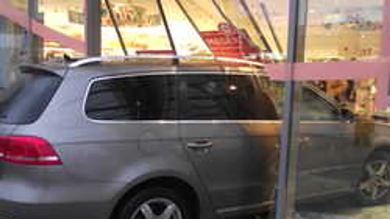 Ezért hajtott a pancser sofőr a nyíregyházi drogéria kirakatába - Fotó