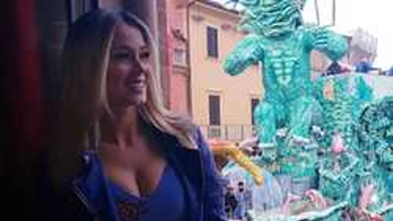 Lesd meg, majd kibuggyannak a dögös műsorvezetőnő mellei