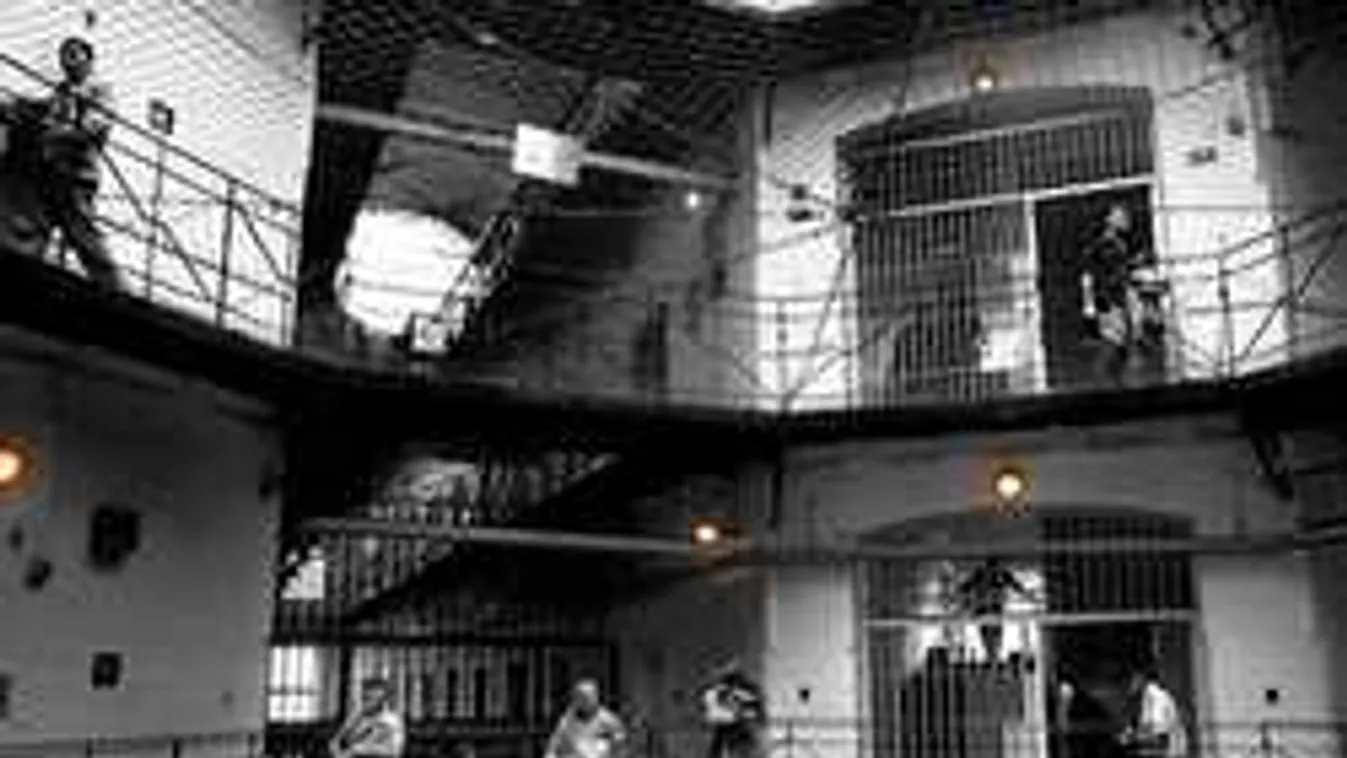 Megvadult a rab a börtönben, öt fegyőr is alig bírt vele! -durva videó