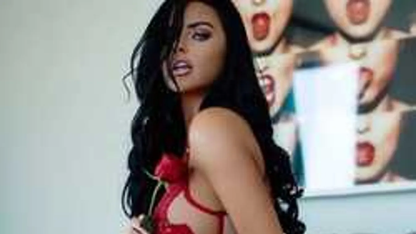 Ilyen mell nincs, de mégis van! Luxusfelvételeken a cicikirálynő