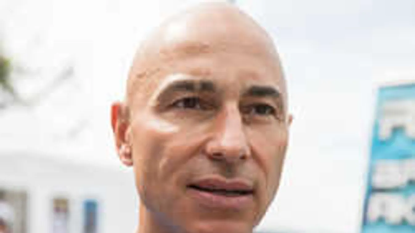 Nem titok többé, 22 éves bombázót szeret az elvált magyar sztárapuka