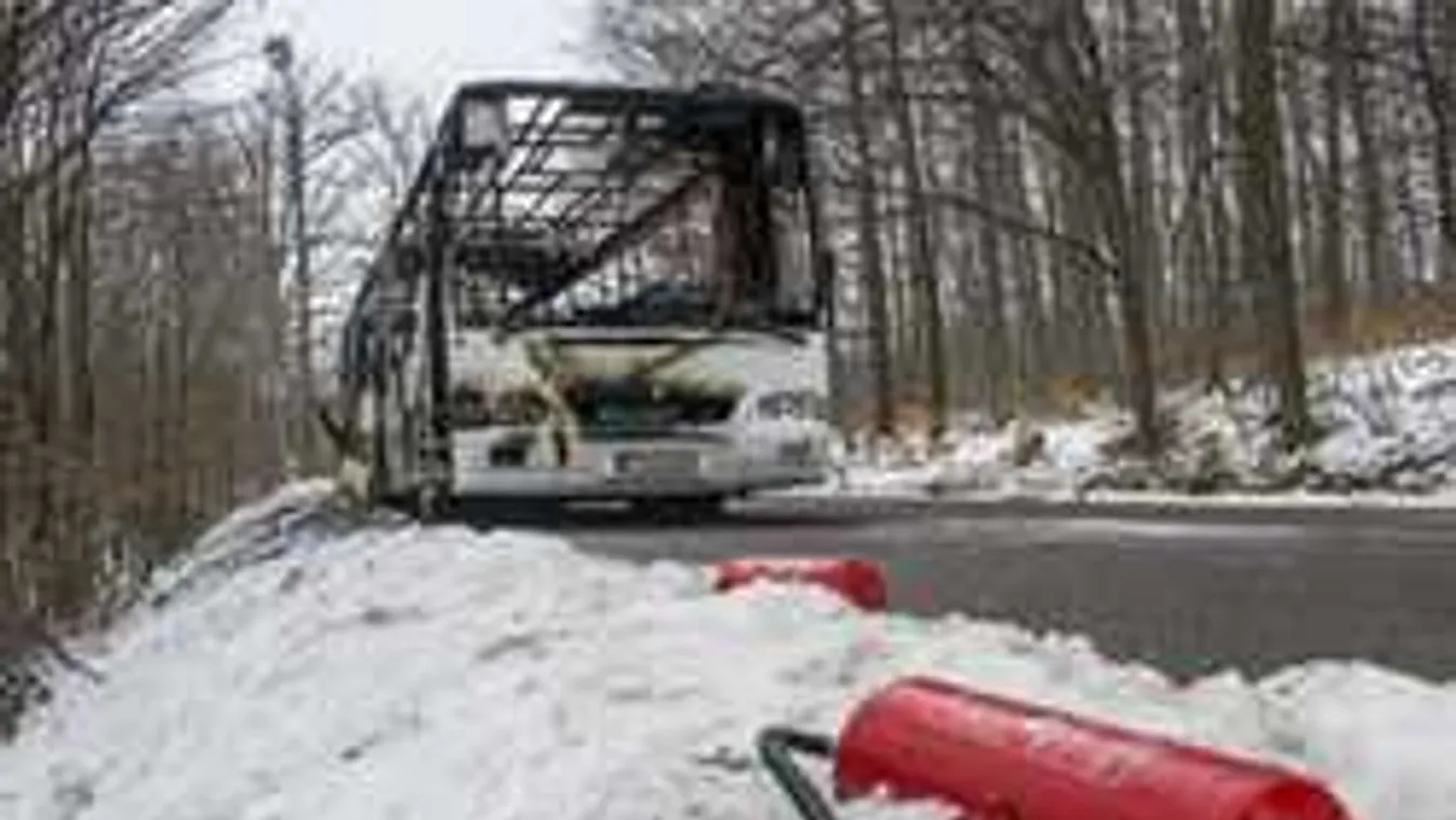 Durva fotó: teljesen kiégett a menetrend szerinti busz a főúton