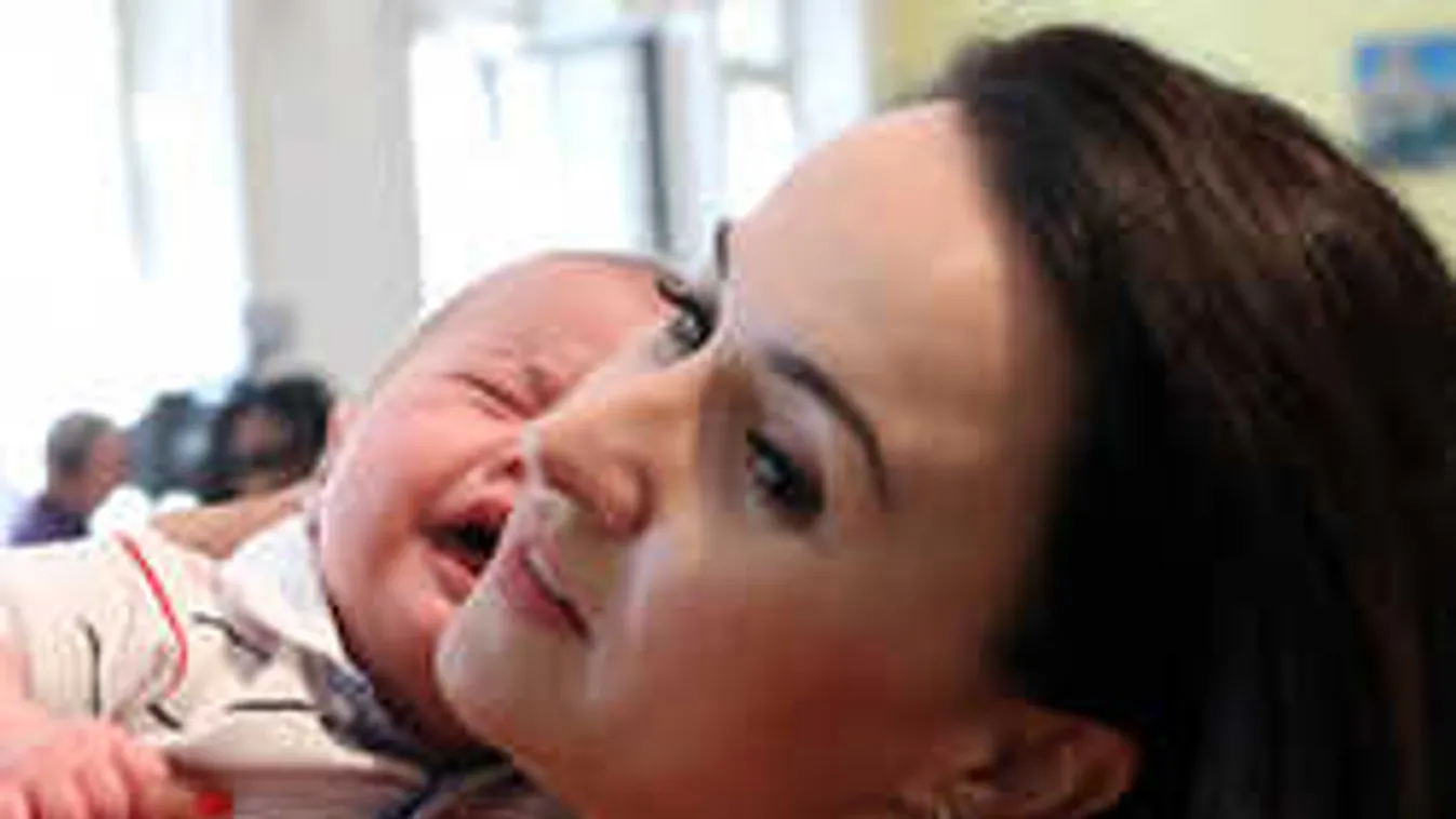 Így éli túl a szakítást a magyar színésznő: Egyedül maradt babájával