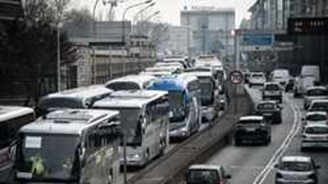 7457 illegális bevándorlót szállítottak le a távolsági buszokról