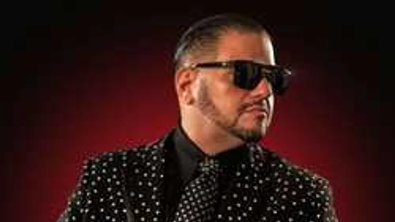 Ezt látnod kell, Emilio megmutatja meztelen testét