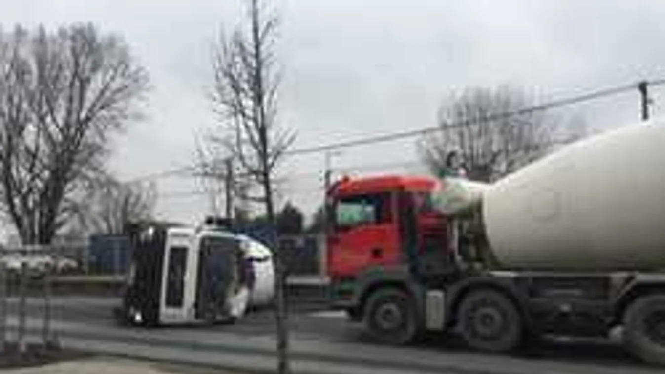 Megbénult Budapest útja: felborult egy betonkeverő, fotóval