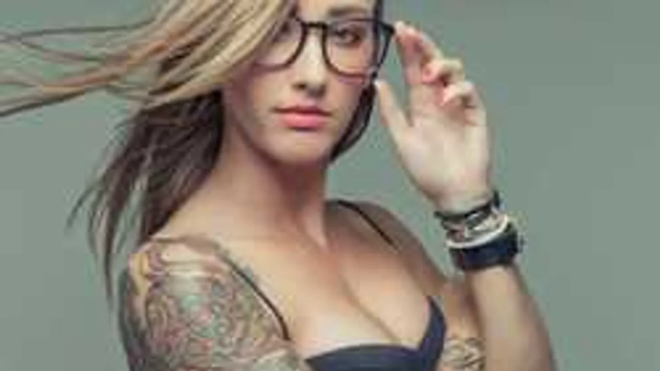 Bugyi nélkül üldögélt a teraszán a fiatal modell!