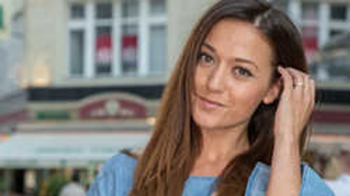 Furcsa fotó, csak így mer kilépni az utcára a terhes magyar színésznő