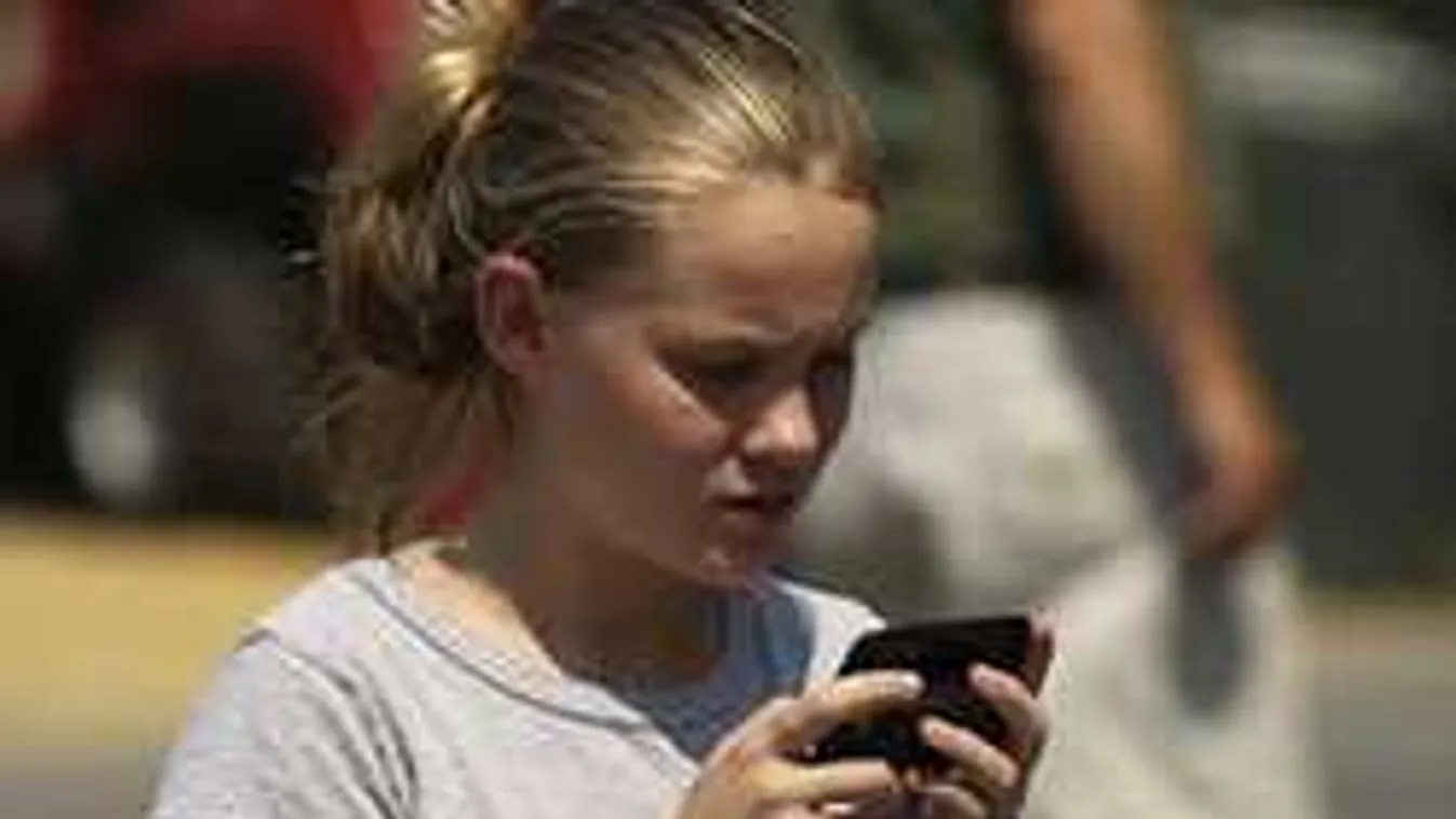 Sokkot kapott egy nő, amikor a halott rokona hívta mobilon...