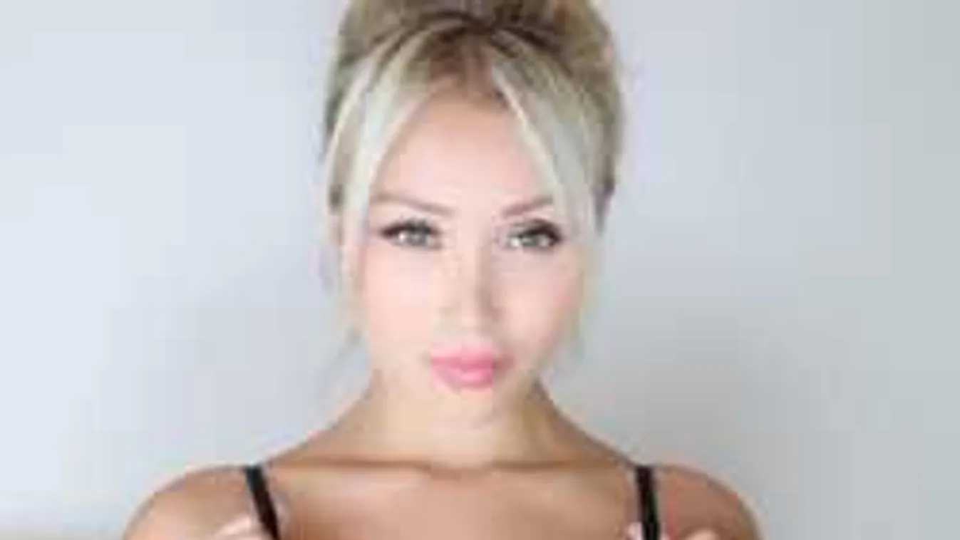 Mindent ledobott magáról: meztelenül pózol a csodás mellű műsorvezető