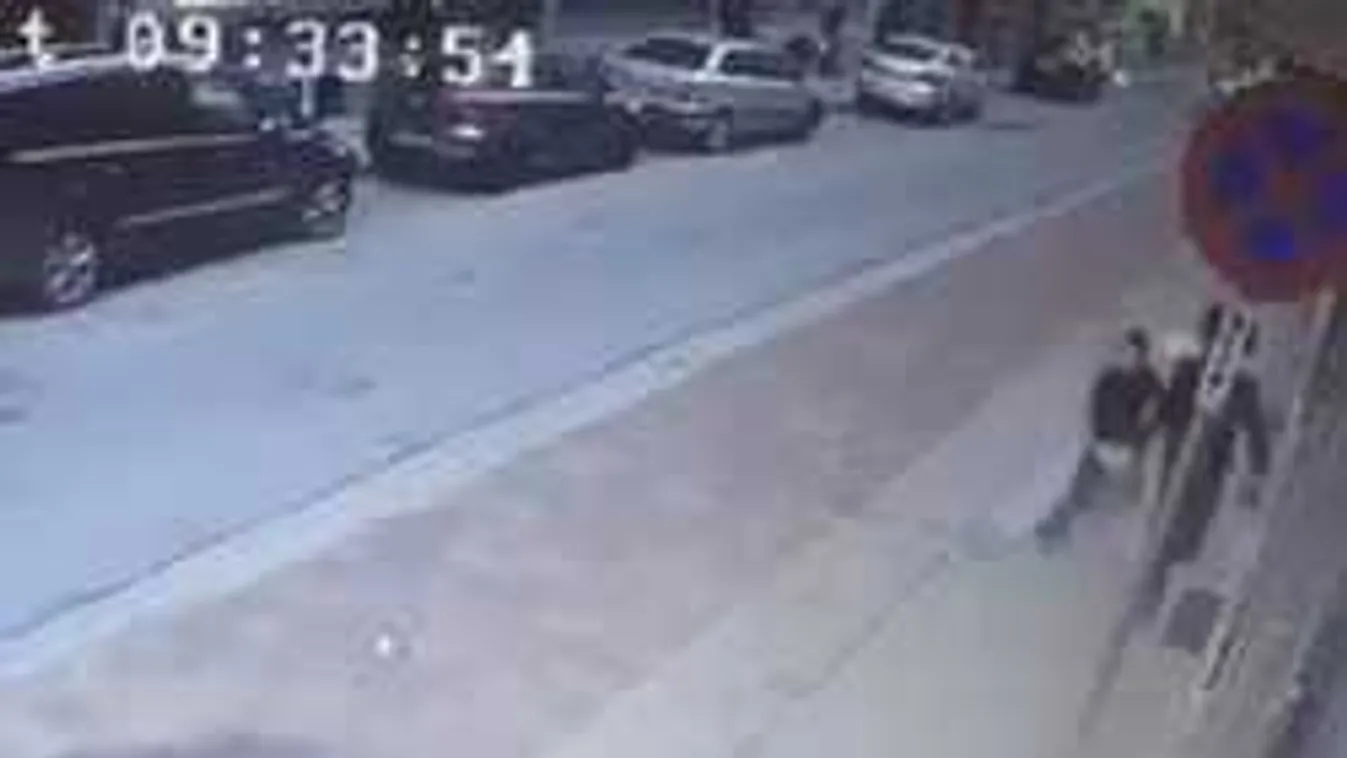 Autójával akarta elgázolni apát és a fiát az antiszemita ámokfutó