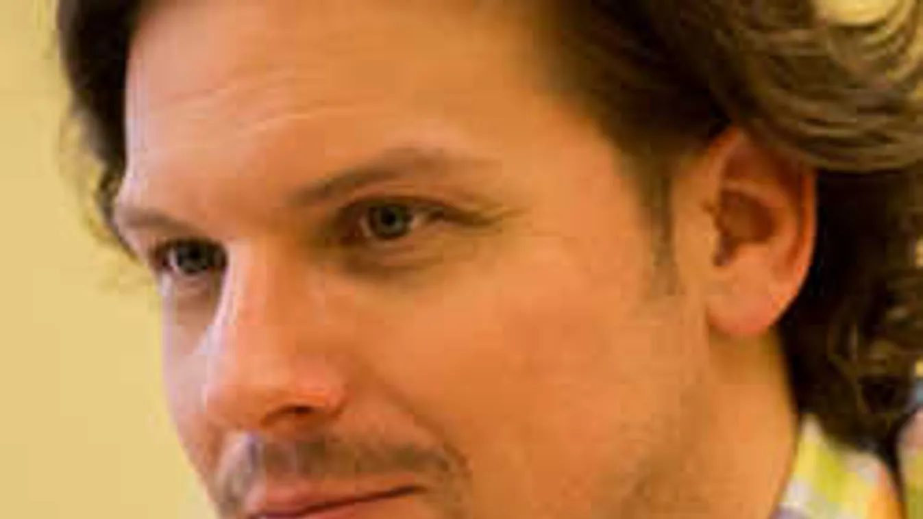 Pánikbetegségéről vallott az Operett sztárszínésze: ezt teszi magával