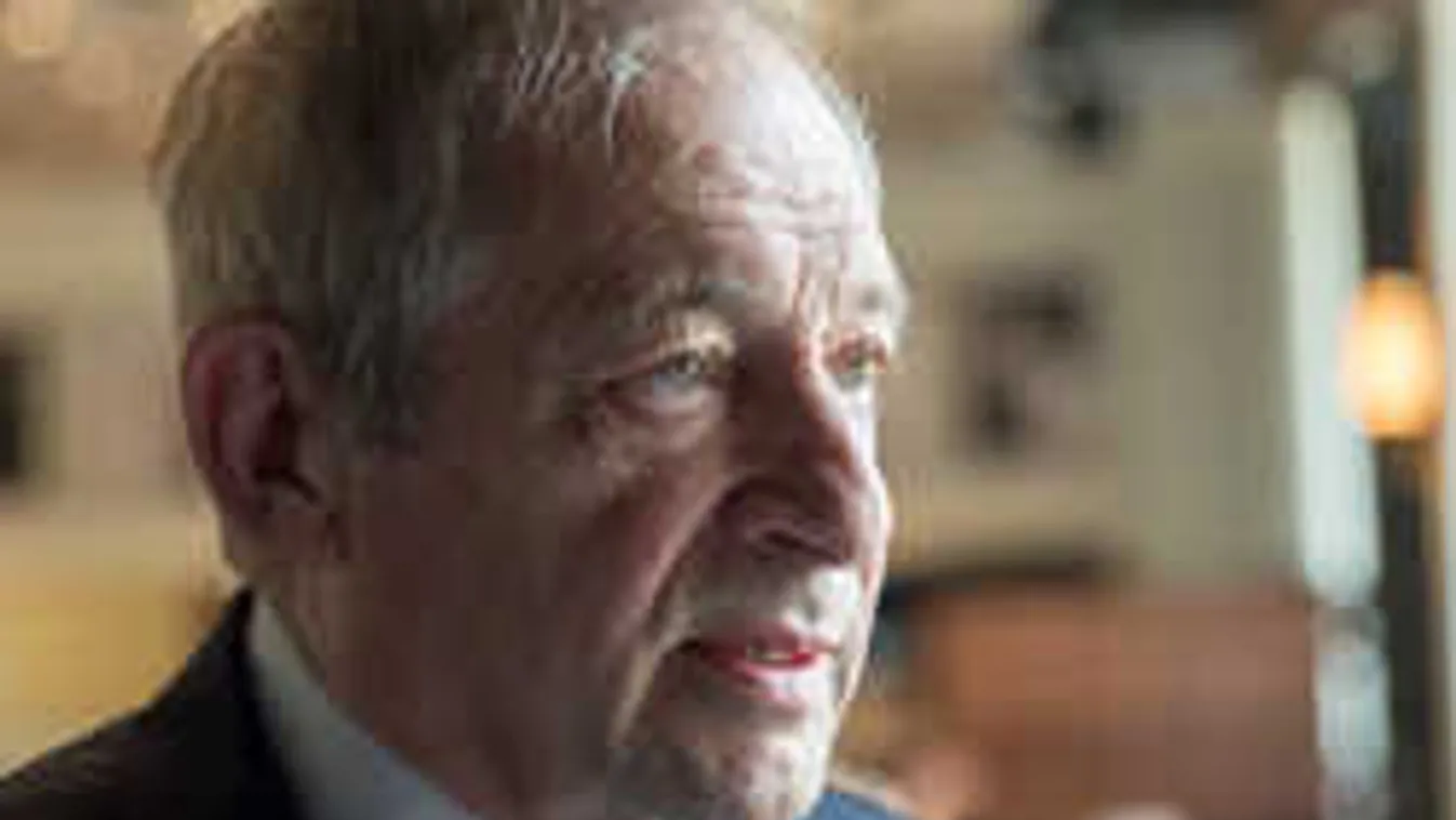 Szakítás után máris új párja van a legendás magyar színésznek