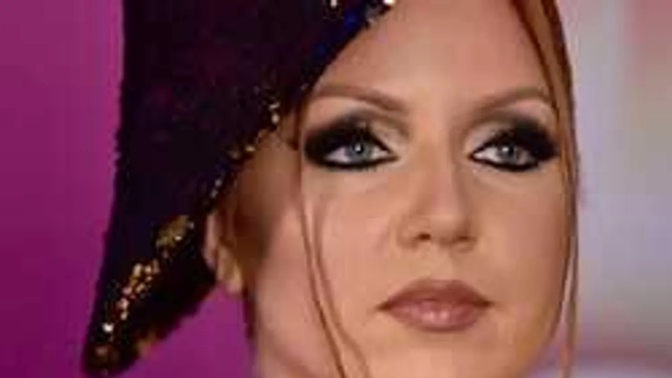 Szexi kulisszatitkok: Belátni Tolvai Reni dekoltázsába - fotó