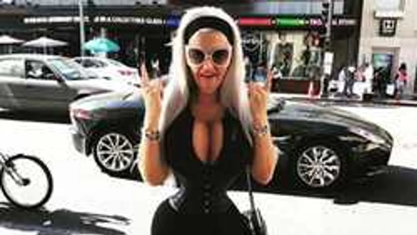 Borzalom, mit művelt magával ez a nő, azt hiszi, hogy szexi