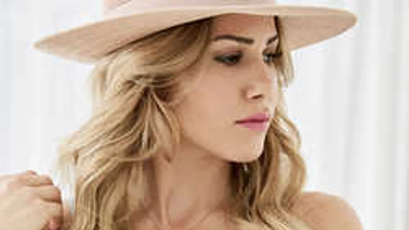 Kiakasztotta a rajongóit ezzel a fotóval Szalai Ádám szexi barátnője