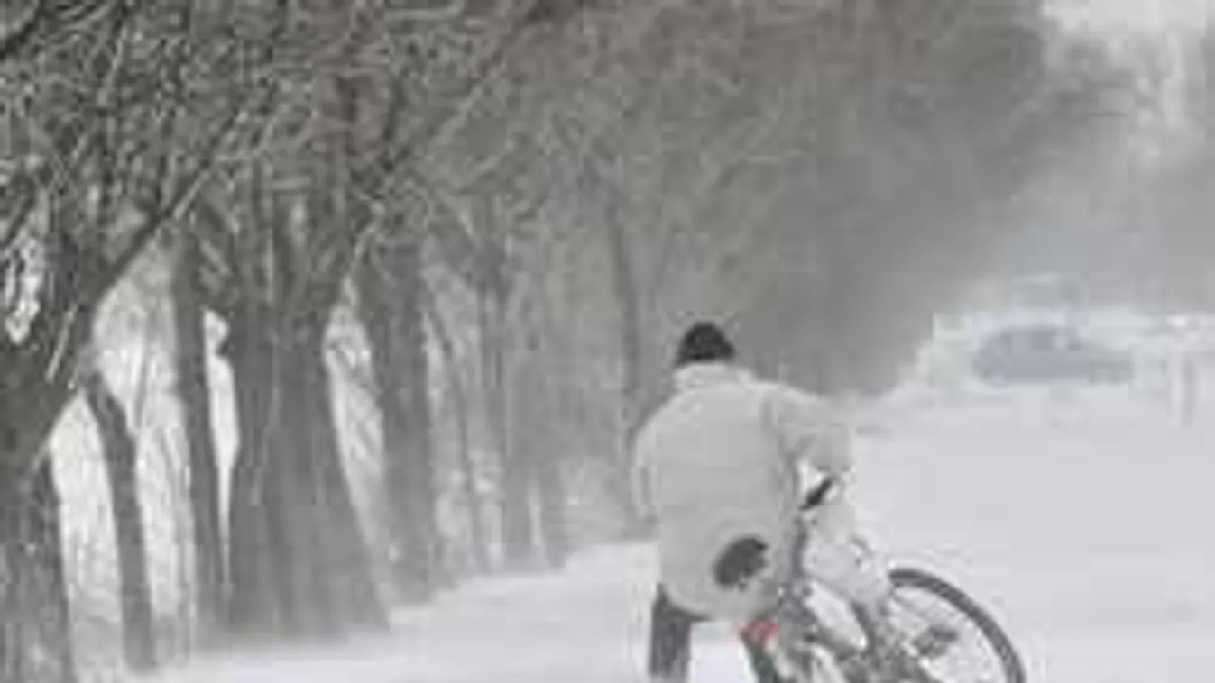 Drámai a helyzet: még délben is küzd az ország a hóval