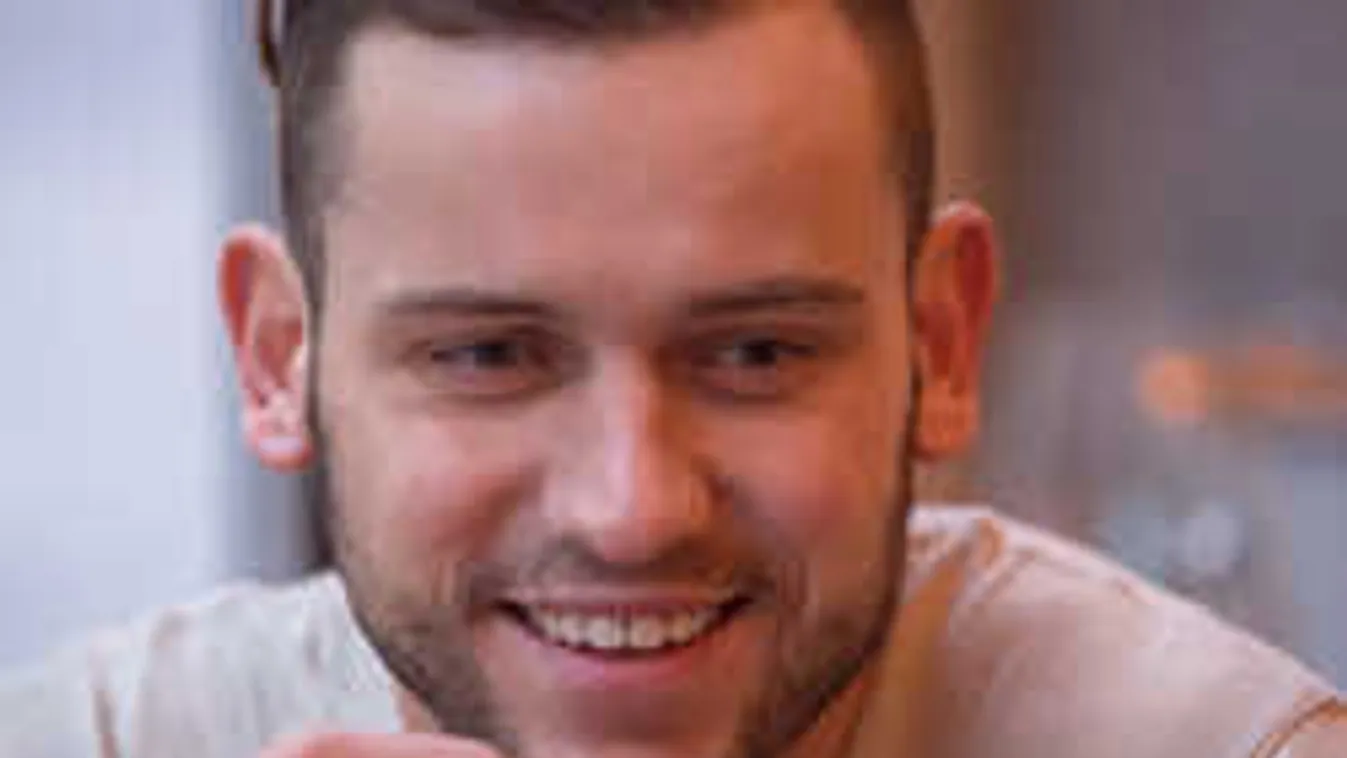 Lehull a lepel! Vajon ki lehet a titokzatos hölgy Szabó Ádám oldalán?