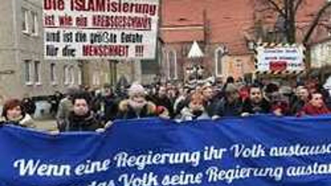 Tömegtüntetések migráns-ügyben.Megdöbbentő táblák a német tüntetéseken