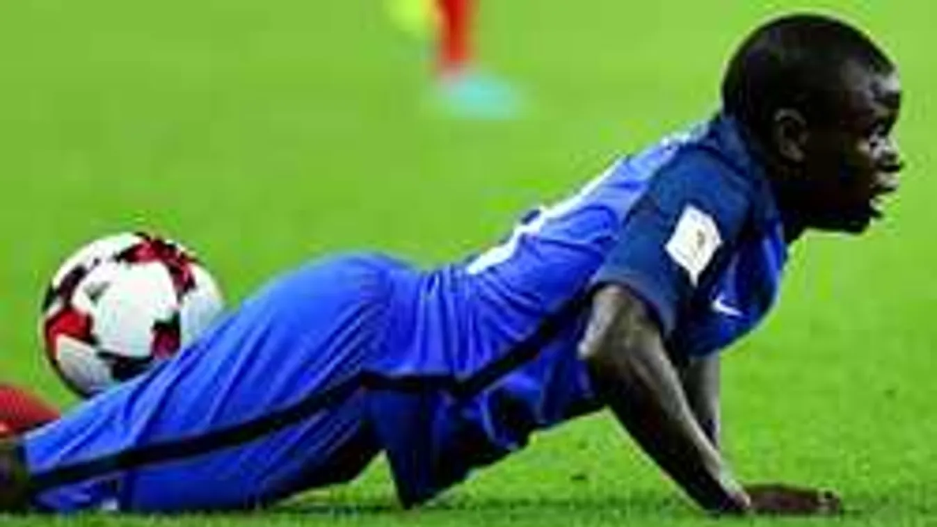 Elájult a pályán a sztárfocista, rejtély, mi a baja