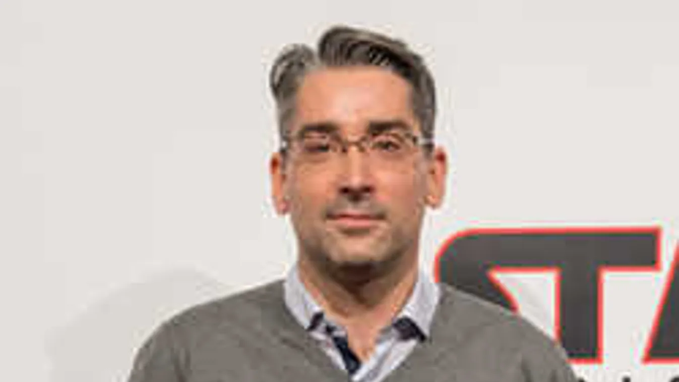 Büntetésből öltöztették szoknyába Azurák Csabát-videó