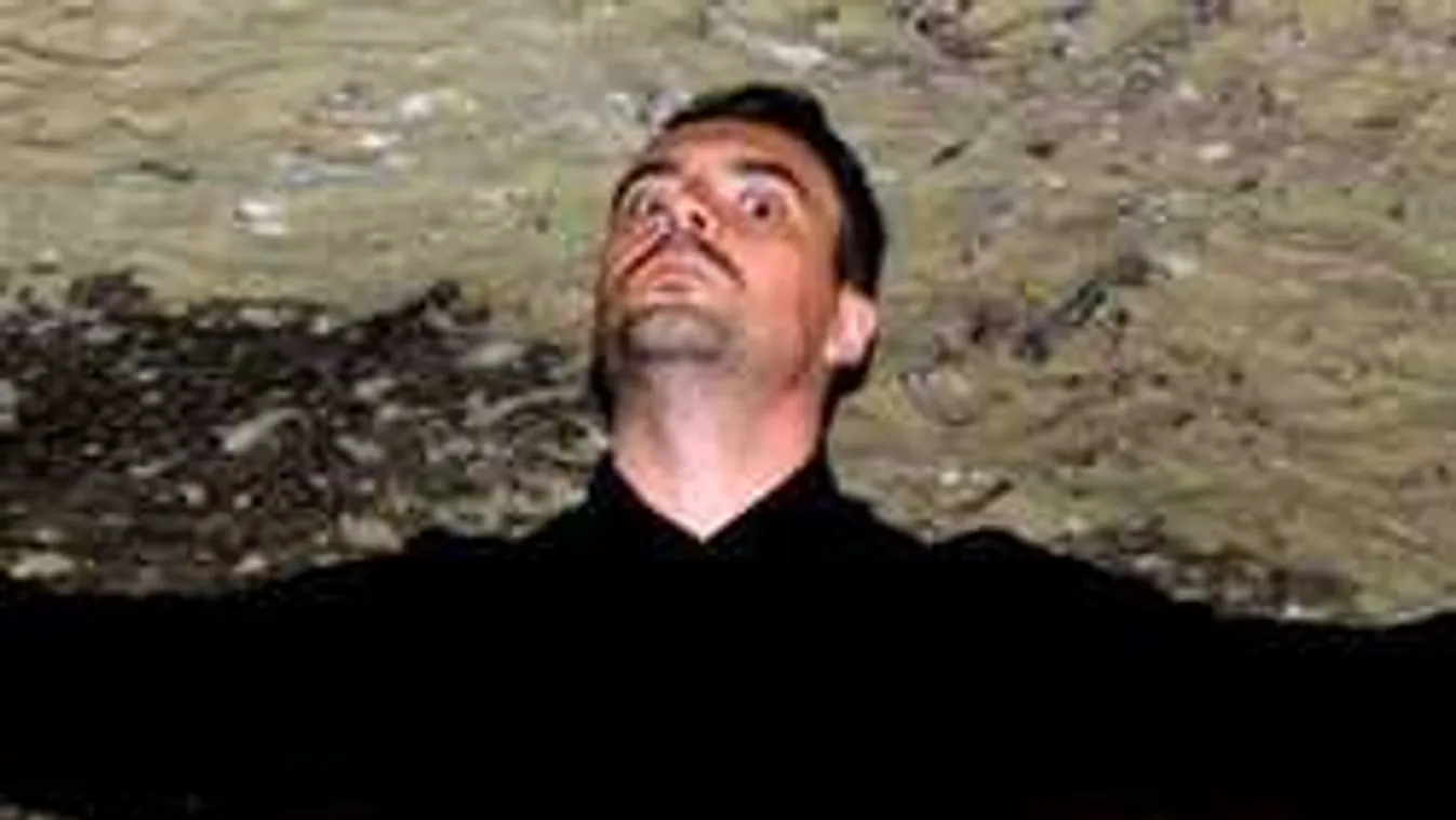 Vona  egy Sasadi úti ingatlanban tengődik, de a cicuskája jól van