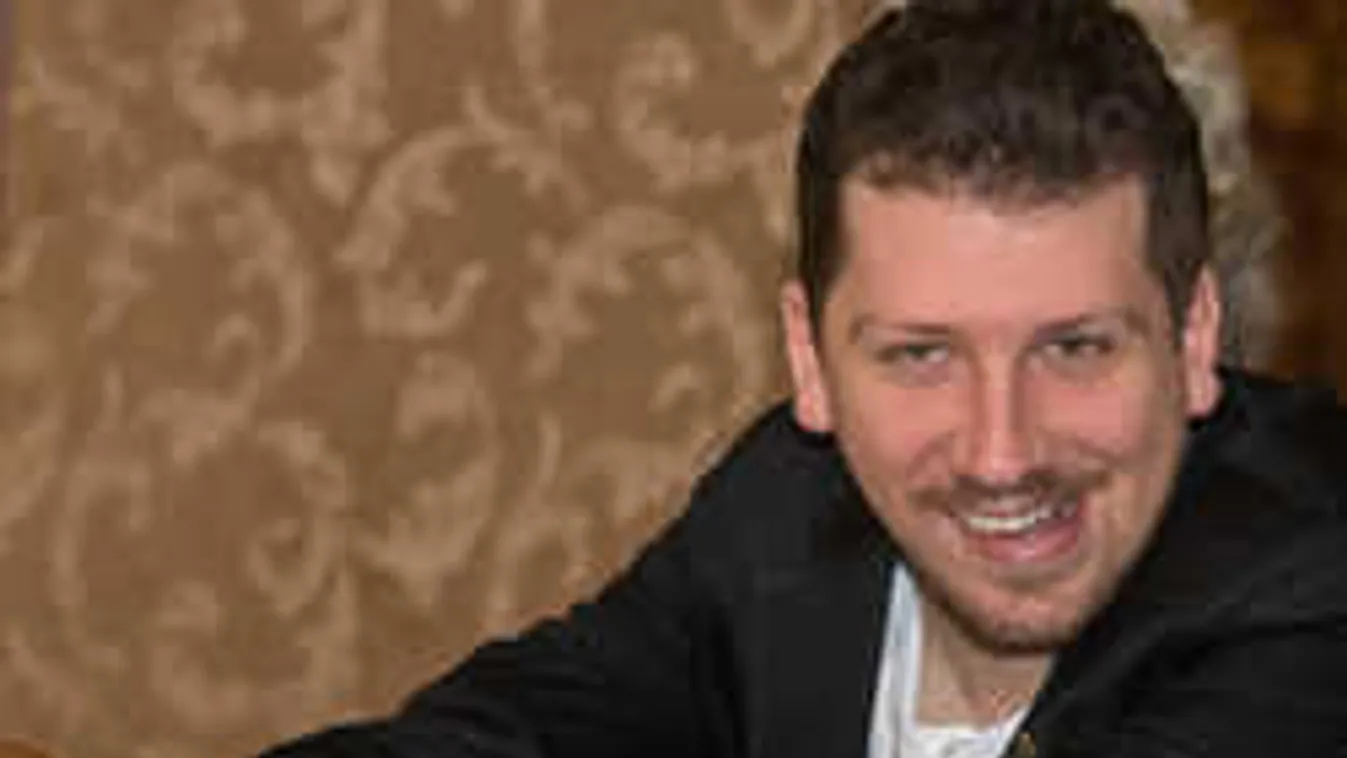 Komoly elhatározás:Ügyvédnek készül a fiatal magyar énekes