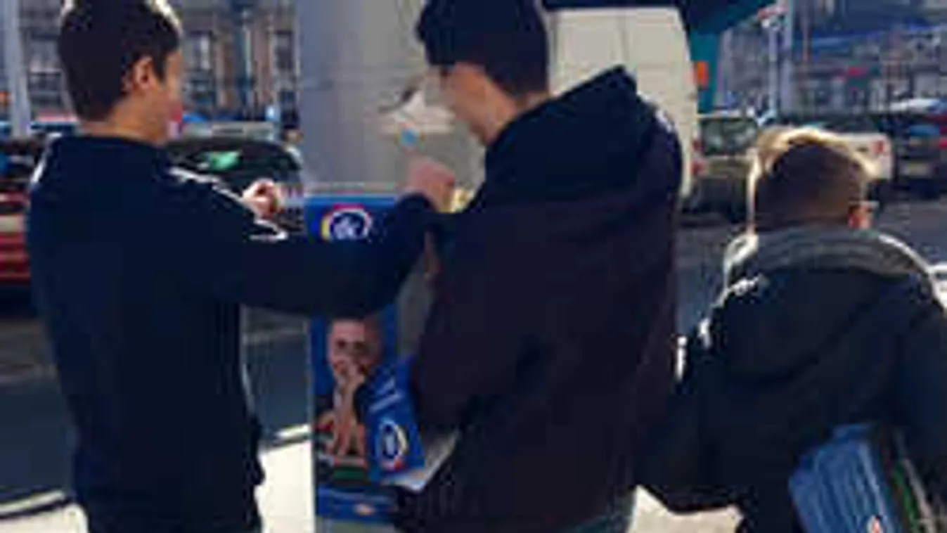 Kisgyerekekkel plakátoltat Gyurcsány, zsebbe kapják a pénzt