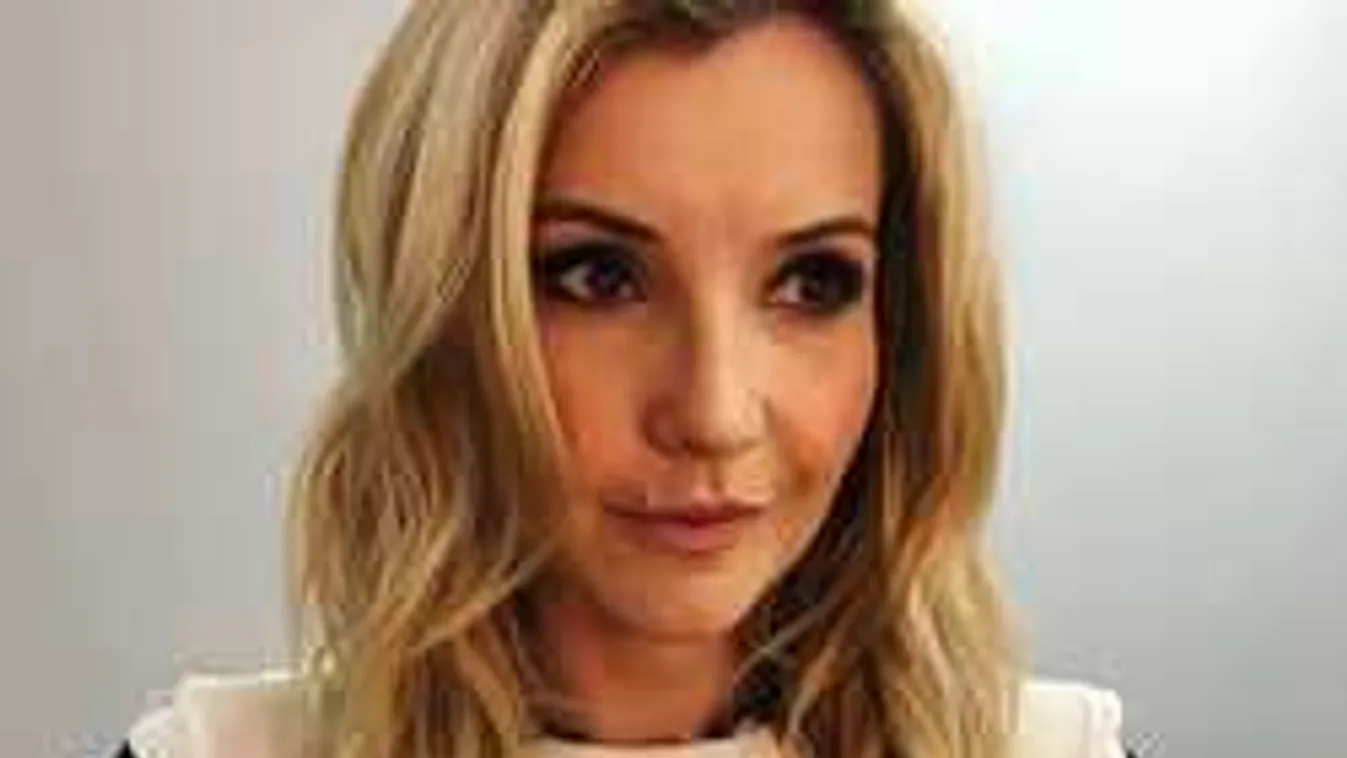 Kiverte a biztosítékot a túl szexi műsorvezető, nem takargatta bájait