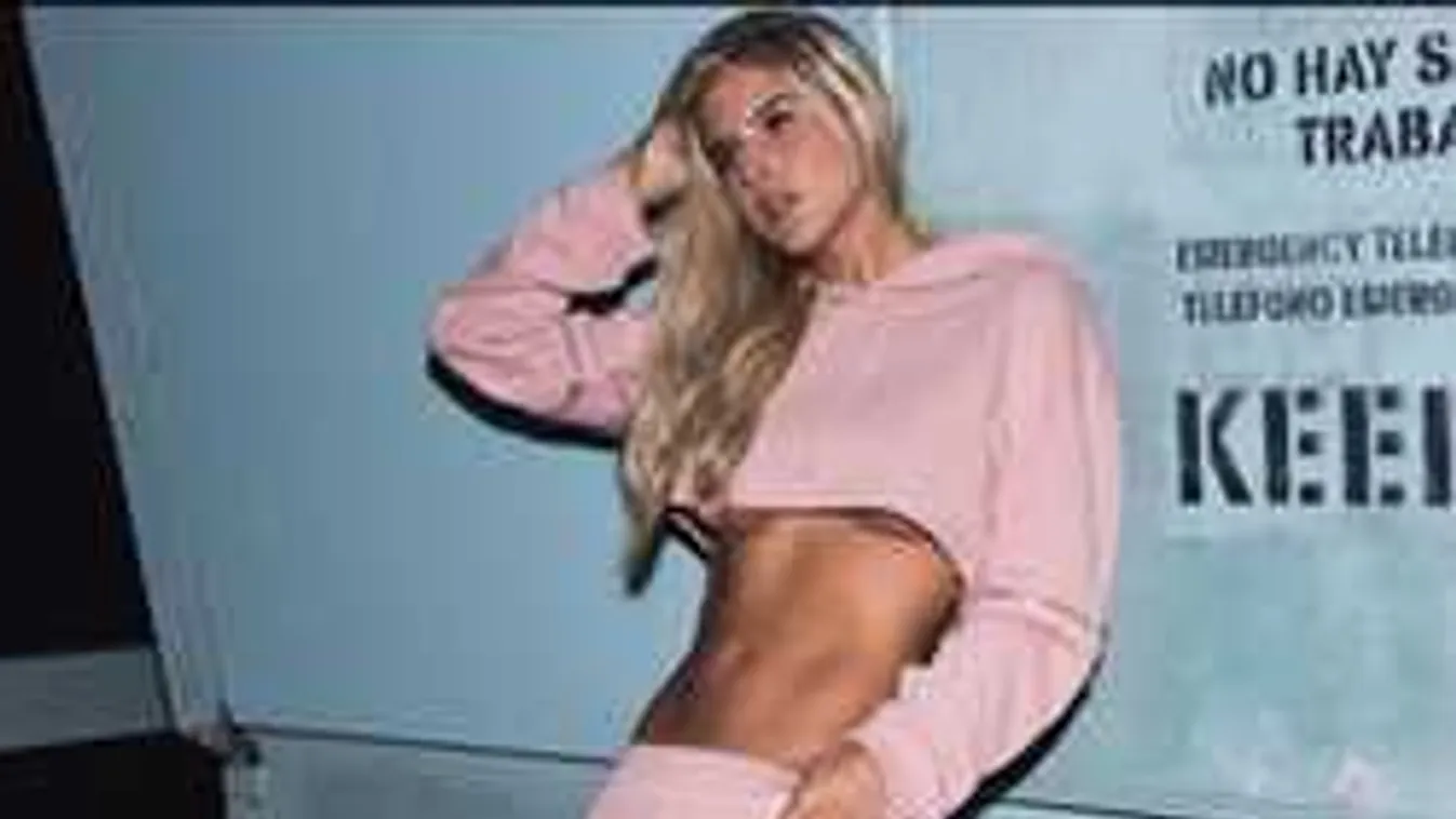 Anyaszült meztelenül fotózták le a teraszán pihenő szőke modellt