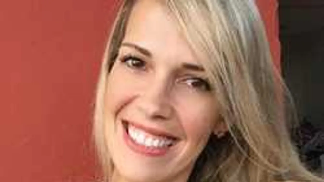 Lebukott, a tükör előtt pucsít meztelenül a gigamellű sportolónő