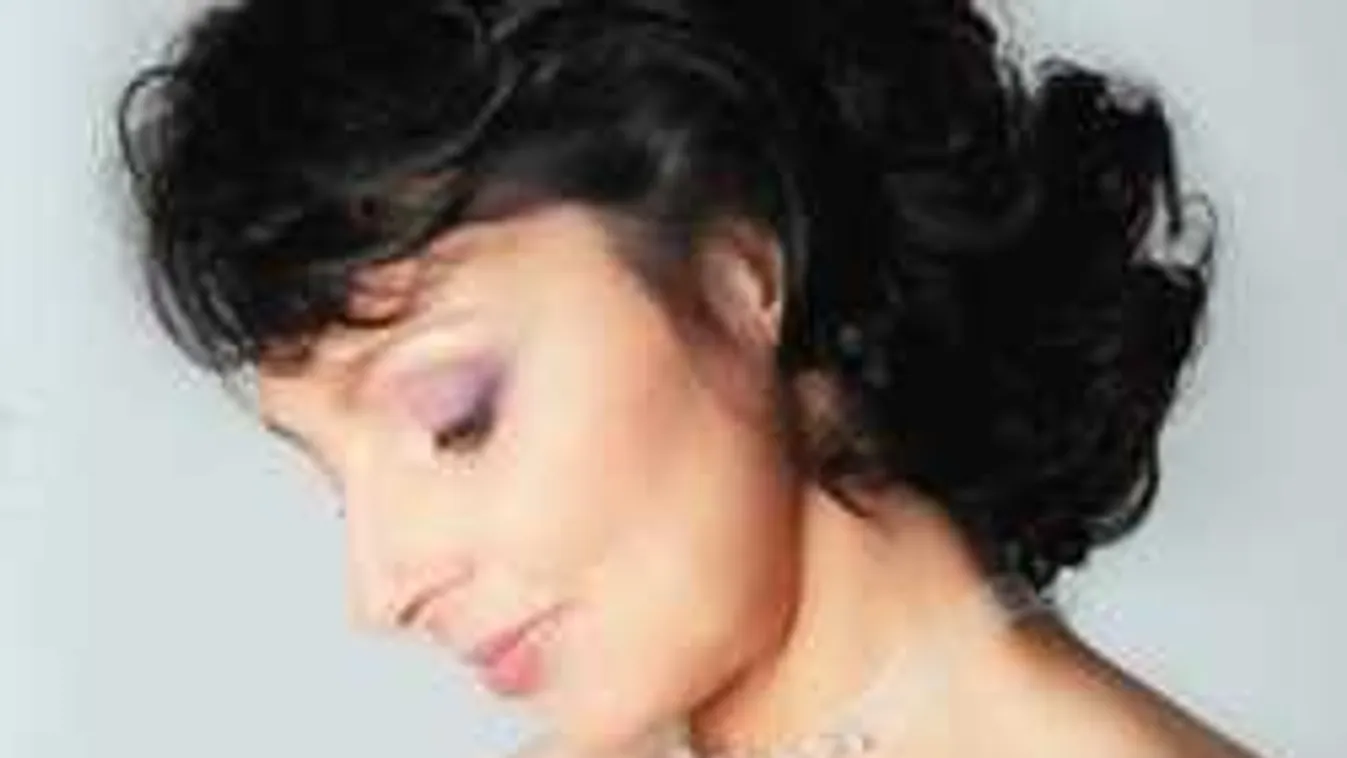 Életmentő műtéten esett át a magyar énekesnő!