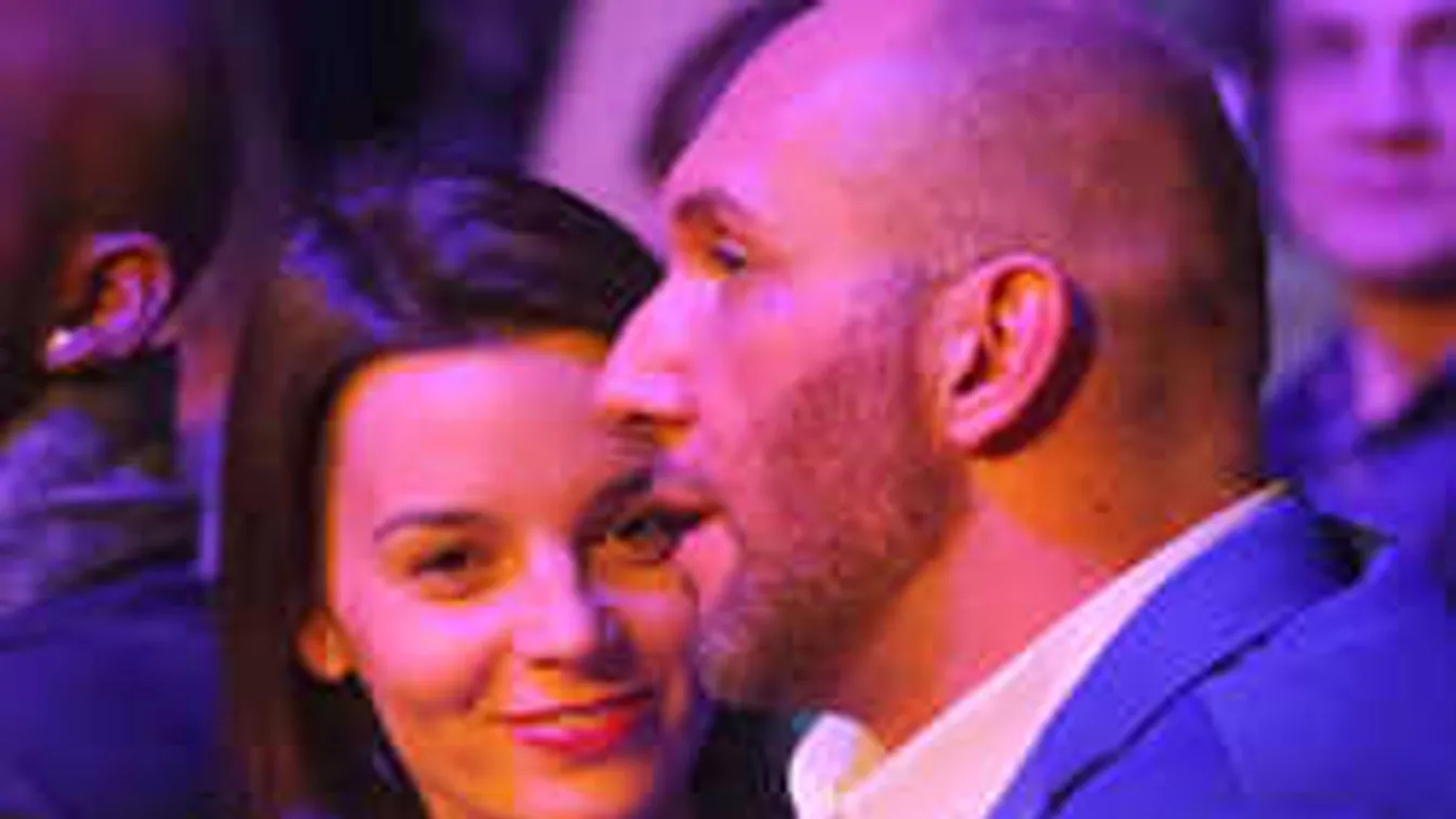 Forró, így csókolja csinos szerelmét Berki Krisztián - Fotó