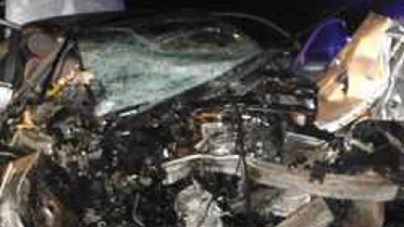 Brutális fotókat kaptunk az esti balesetről, ennyi maradt az autóból