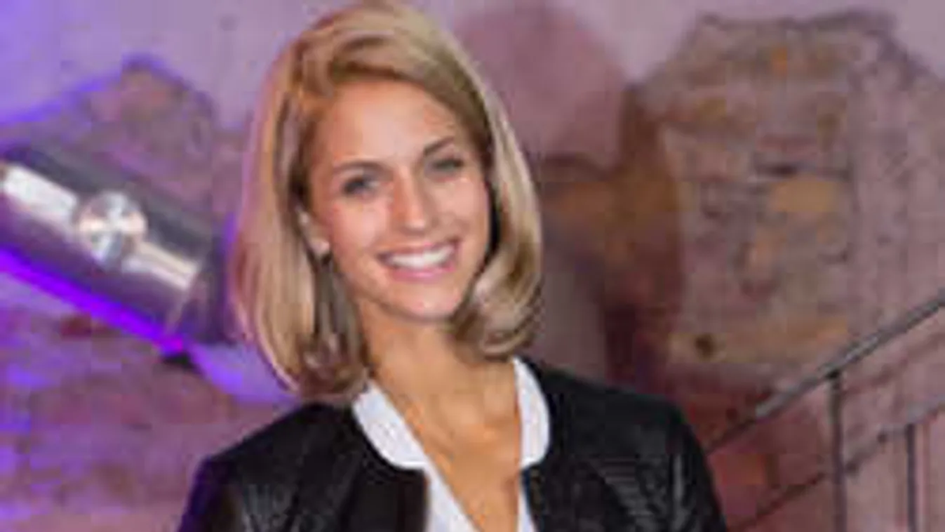 Erotikus fotó, alig takarja valami Tápai Szabina meztelen testét