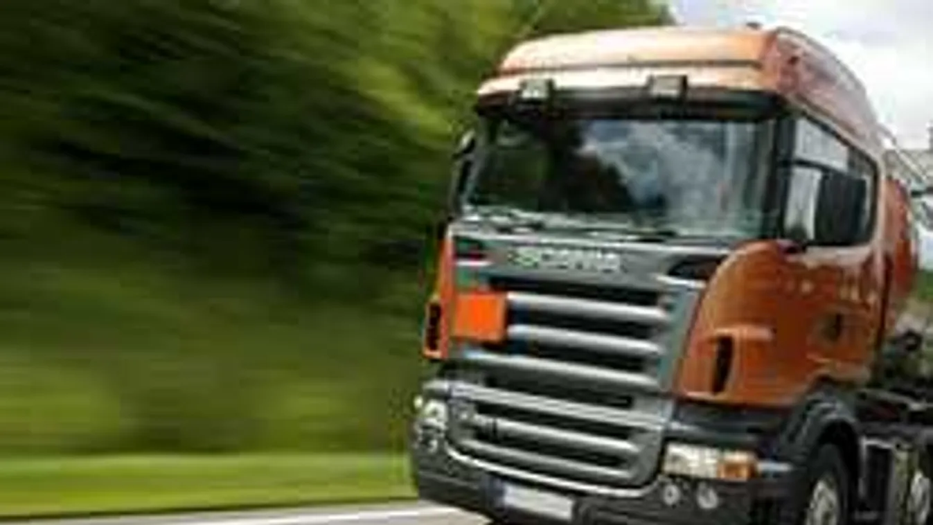 Kamion hajtott az árokba, teljes útlezárásra kell számítani