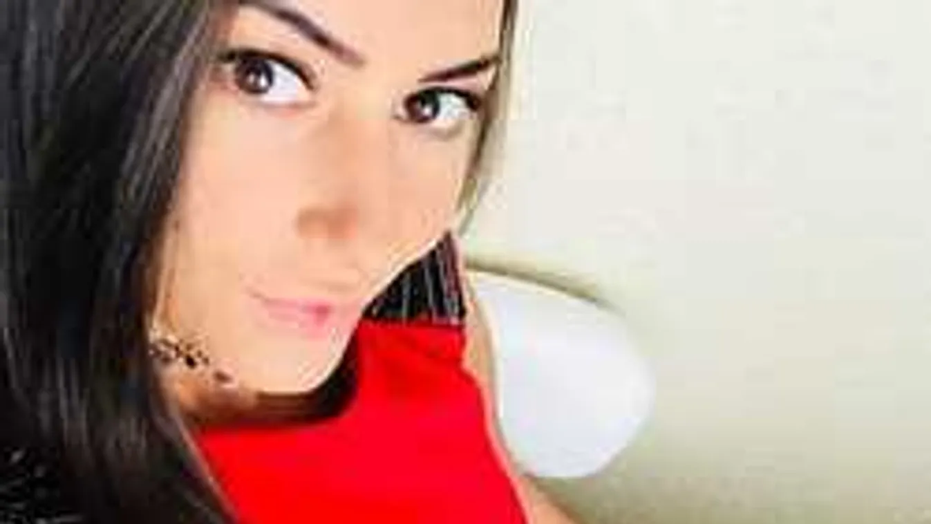 Se bugyi, se más: a fagyban is anyaszült meztelenül illegeti magát a dögös modell