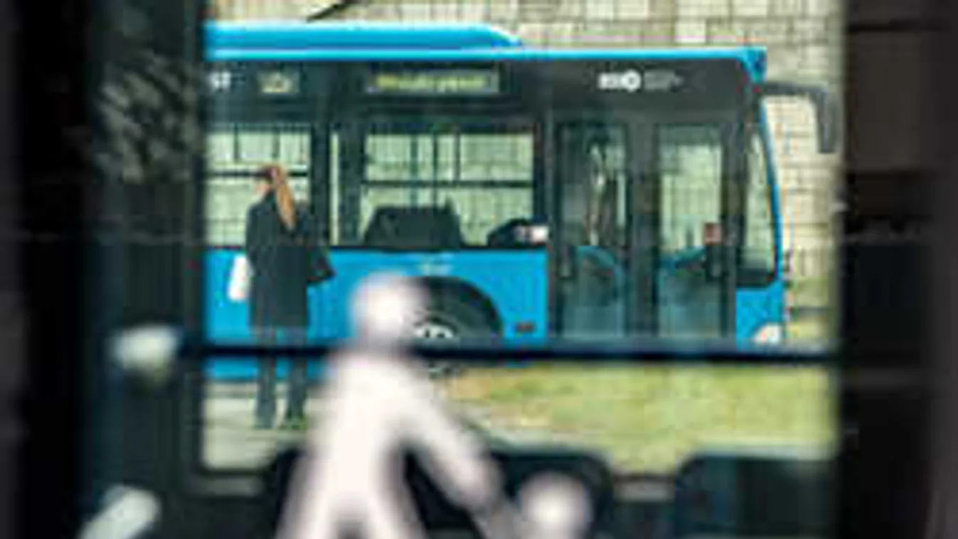 Rosszul lett a sofőr, árokba hajtott a busz