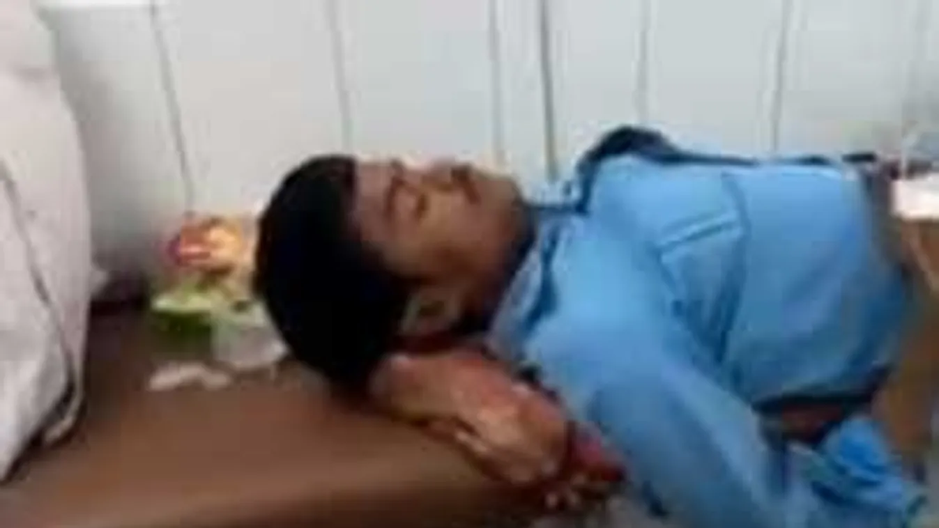 Nem akármit került a kórházban fekvő férfi feje alá